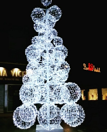 Árbre boles blanques